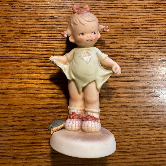 Memories Of Yesterday Mommy I Teared It Figurine Lucie Attwell Ltd 1987 - Picture 2 of 6